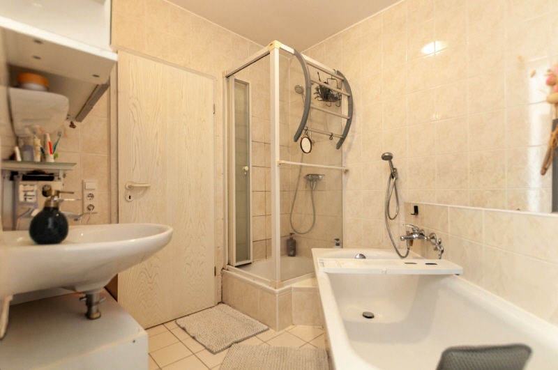 Bad mit Dusche und Wanne