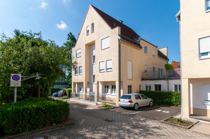 Gebäudeansicht mit Zufahrt