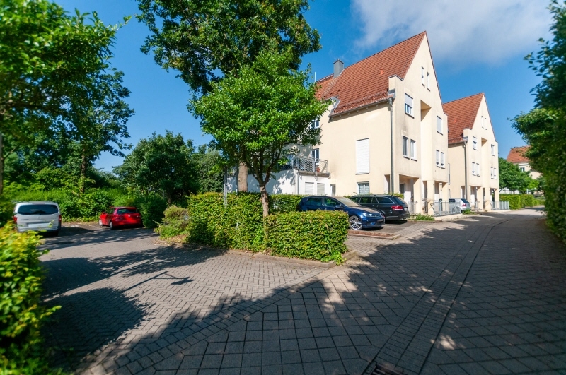 Gebäudeansicht mit Zufahrt zum Stellplatz