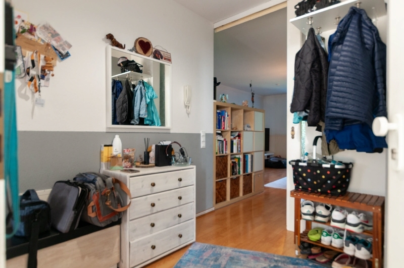 Wohnungstür Blickrichtung Diele und Wohnzimmer