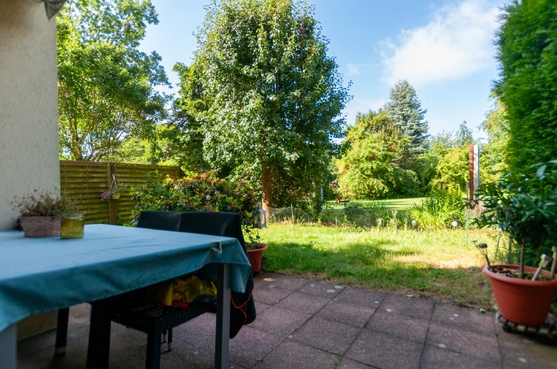 Wohnzimmer Blickrichtung Terrasse und Gartenanteil