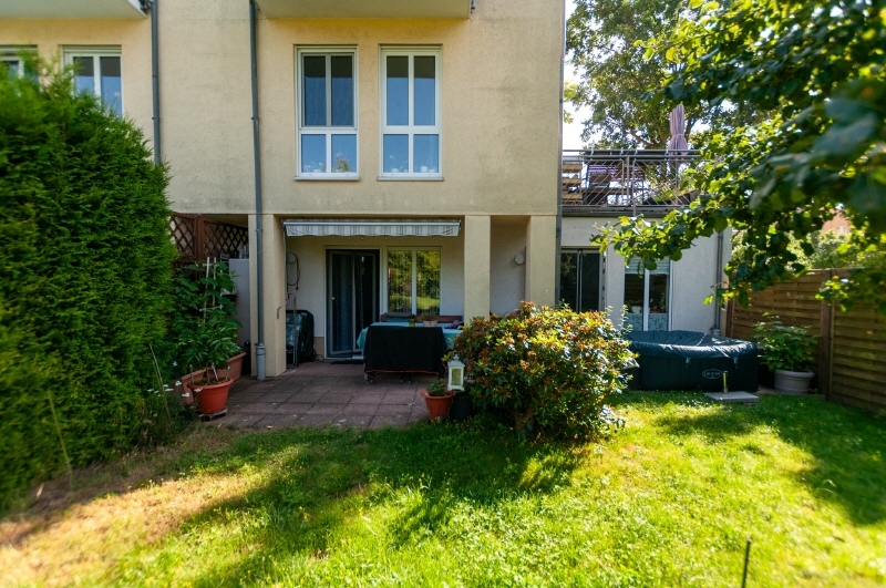 Golfplatz Blickrichtung Terrasse und Gartenanteil