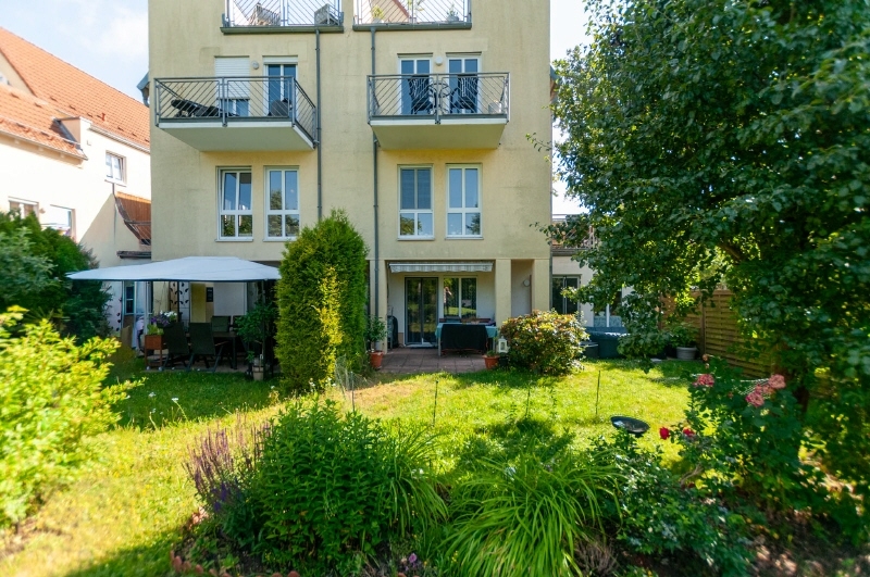 Golfplatz Blickrichtung Terrasse und Gartenanteil